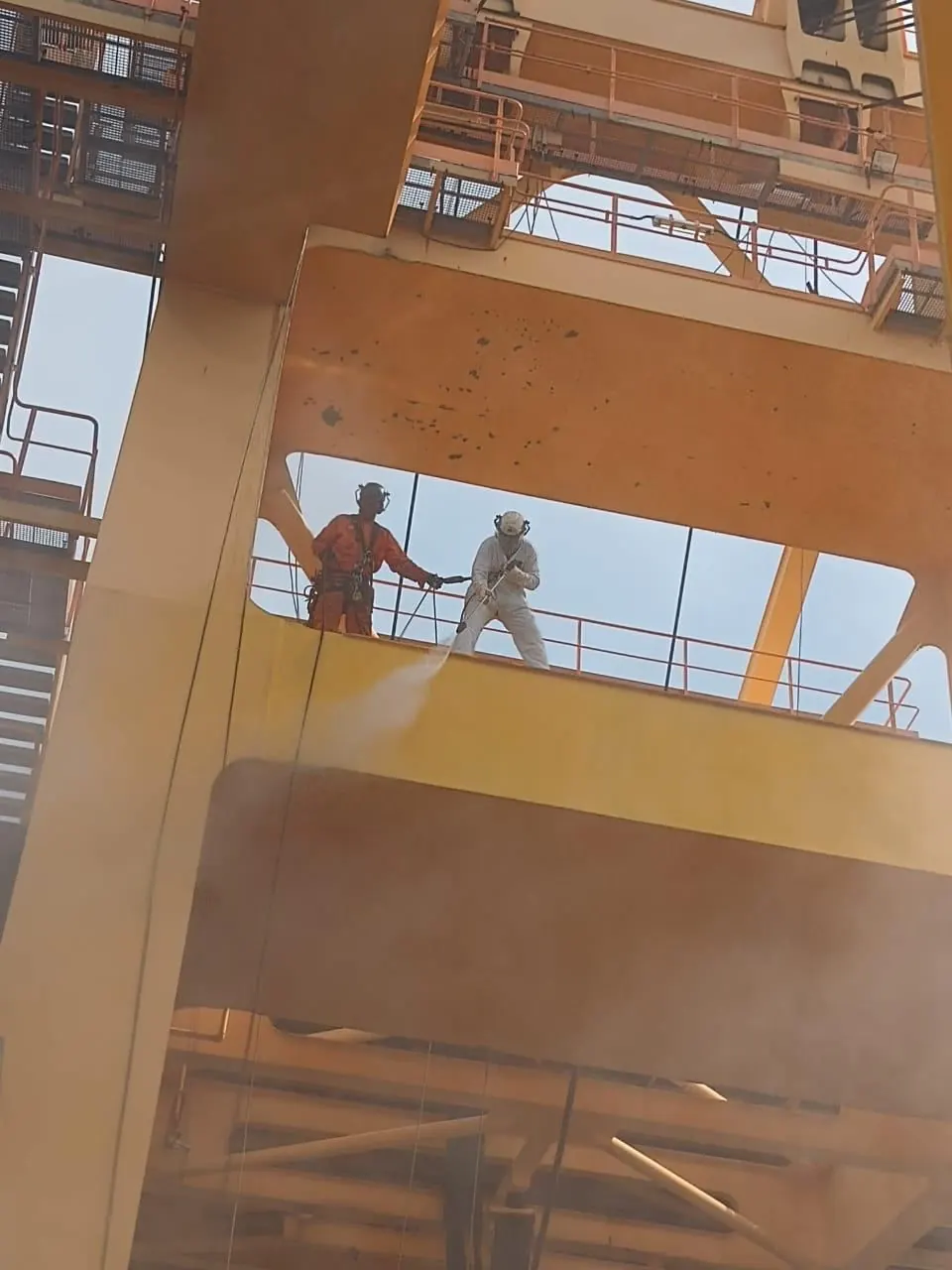 Preparo de superfície em estrutura amarela de carregador de navios