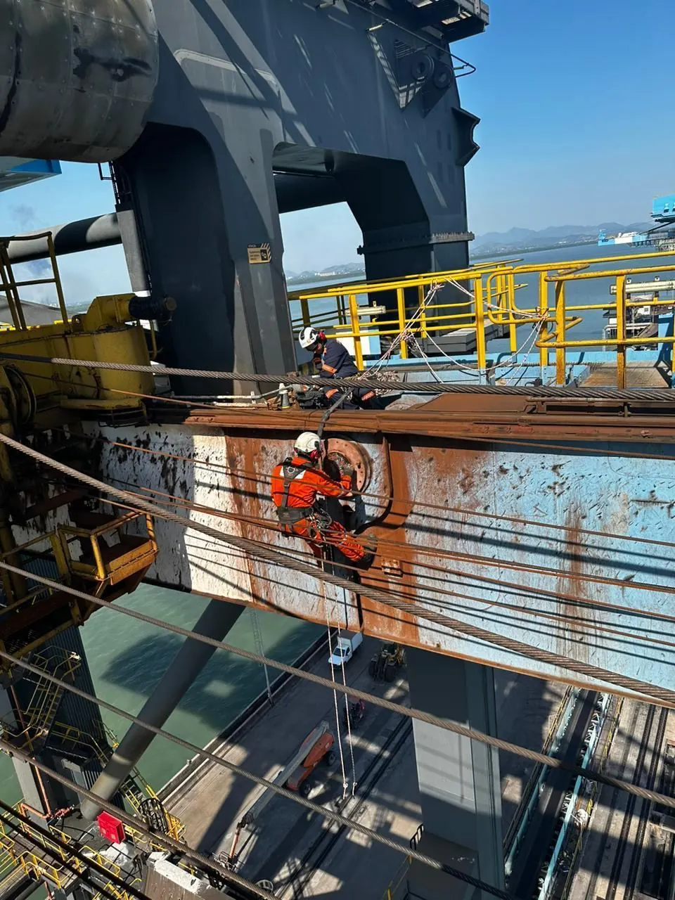 Tratamento de superfície em viga oxidada sobre o terminal portuário